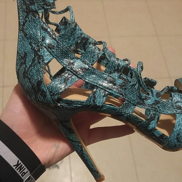 Heels - Picture 4 of 4